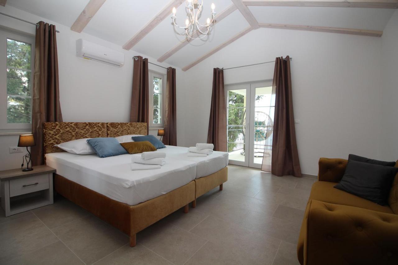 Villa Beachfront Sea Palace Kaštela Extérieur photo