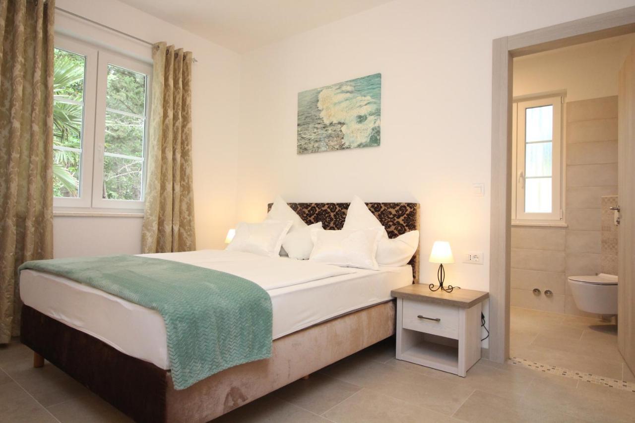 Villa Beachfront Sea Palace Kaštela Extérieur photo