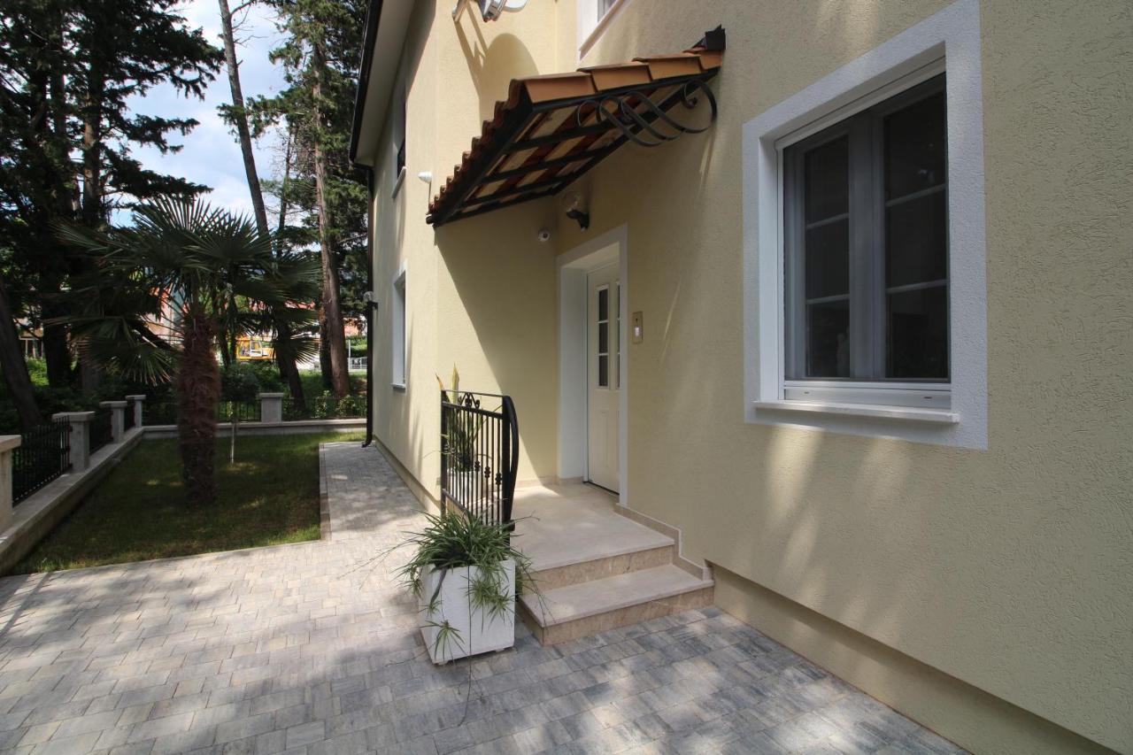 Villa Beachfront Sea Palace Kaštela Extérieur photo